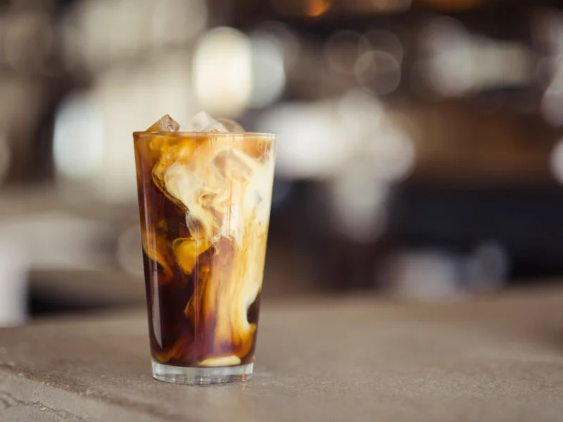 アイスコーヒーにミルクを注いでとろけるように混ざり合う瞬間
