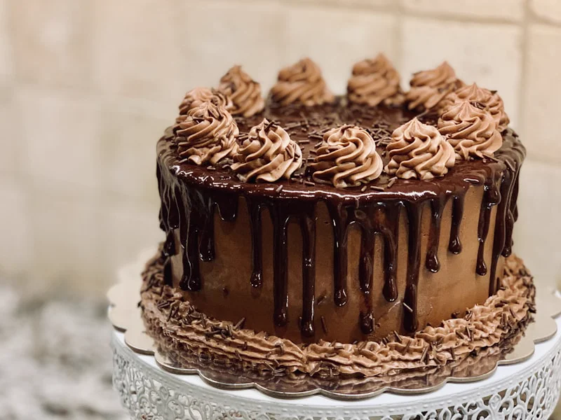 チョコレートガナッシュを纏ったケーキ